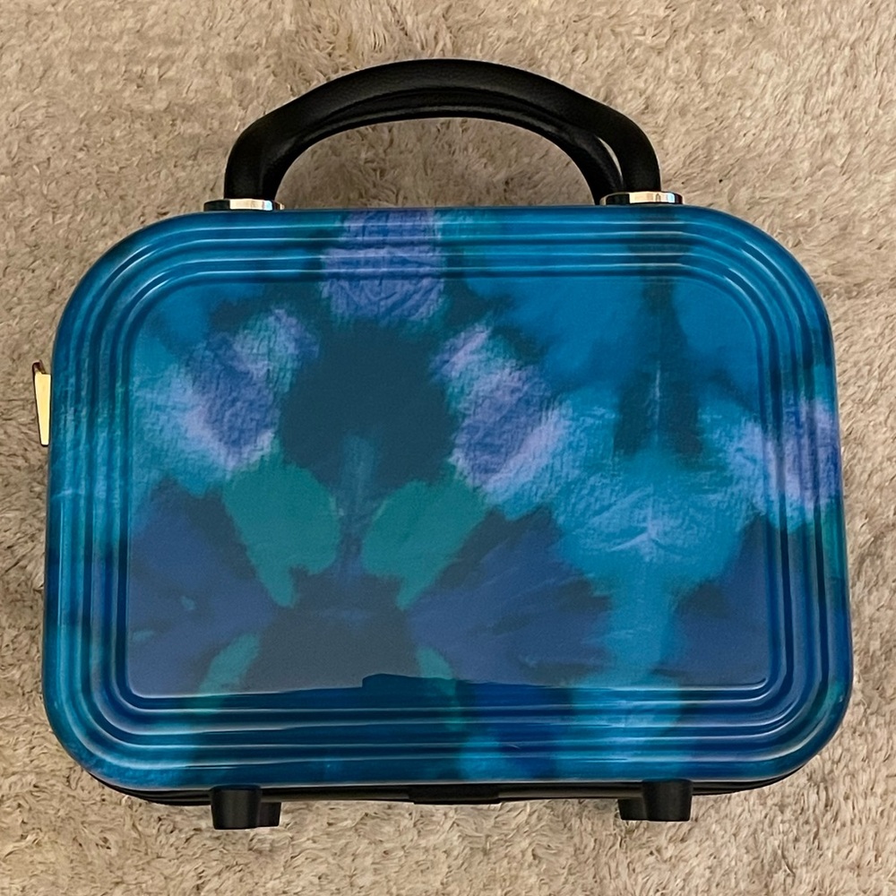 Triforce hard side toiletry case